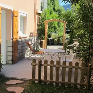 Appartement T2 Refait A Neuf Avec Petit Jardin Et Parking